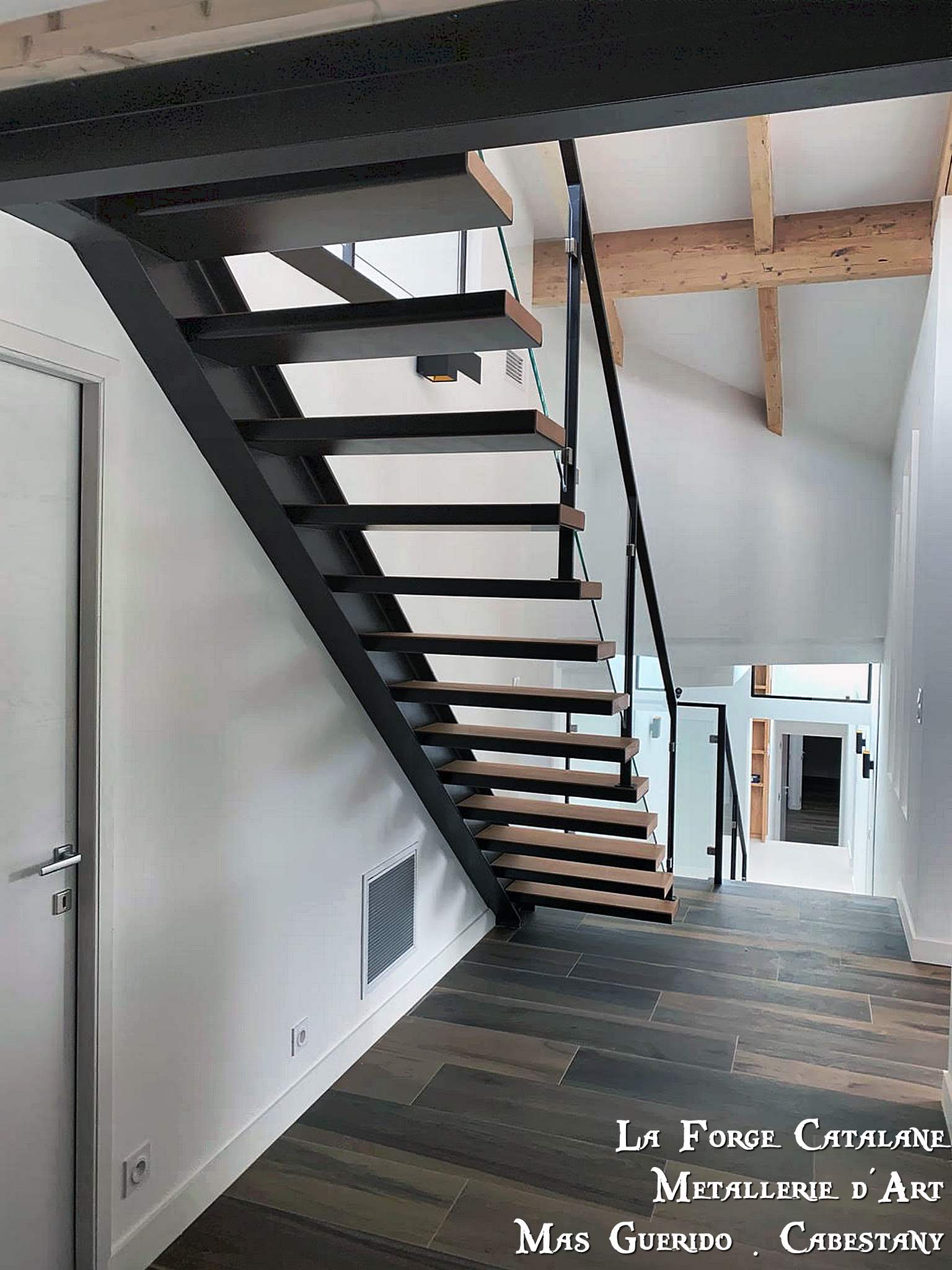 escalier marche en bois rampant ossature tube carre remplissage verre feuillete forge  catalane.jpg